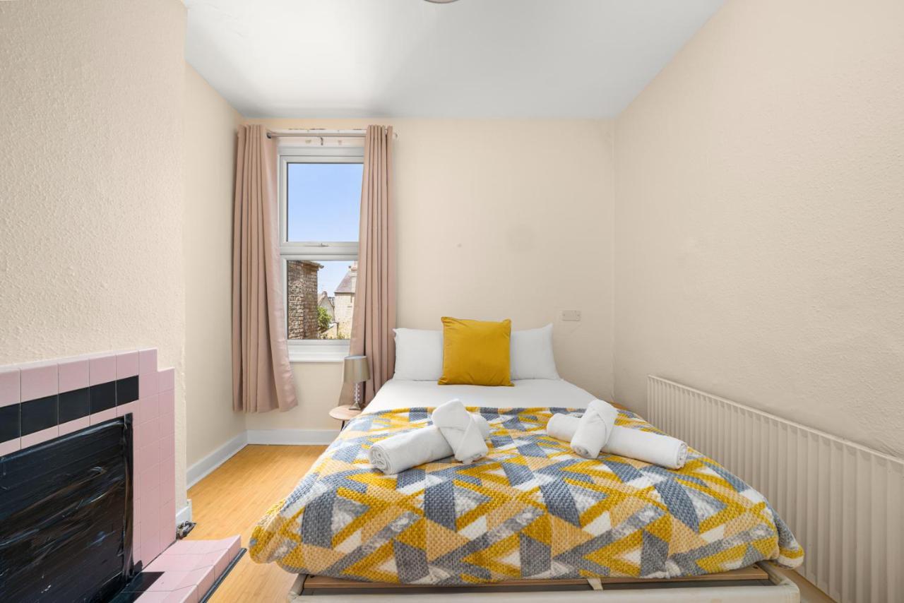 Homely 4-Bedroom Home With 2 Baths & Free Parking Лондон Экстерьер фото